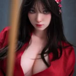Poupée Lyria Sex Doll 164 cm en kimono rouge, vue de face, accessoire floral dans les cheveux.