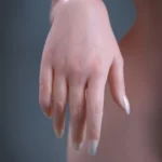Main détaillée de la poupée Lyria Sex Doll 164 cm IronTech Doll en silicone.