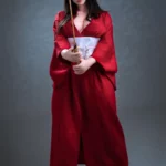Lyria Sex Doll 164 cm IronTech Doll en kimono rouge, tenant un katana, pose frontale.