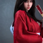 Lyria Sex Doll 164 cm IronTech en kimono rouge, tenant un éventail, vue de trois-quarts.