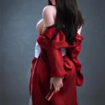 Lyria Sex Doll 164 cm IronTech Doll en kimono rouge, vue de dos, cheveux longs ornés.