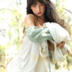 Mabilie Sex Doll 167 cm en robe légère, pose naturelle en extérieur, cheveux longs bruns.