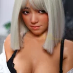 Mélina Sex Doll 167 cm IronTech, cheveux blancs, lingerie noire, oreilles de chat, pose séduisante.