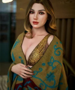 Mirabelle Sex Doll 166 cm IronTech Doll Silicone, vêtue d'une robe dorée et châle coloré, pose debout.