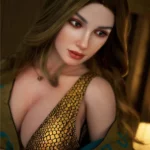Mirabelle Sex Doll 166 cm IronTech, pose assise, robe dorée texturée, cheveux longs.