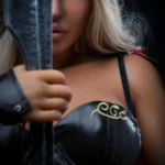 Rosalynn Sex Doll 164 cm IronTech, tenue guerrière noire, regard intense, épée en main.