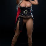 Poupée Rosalynn Sex Doll 164 cm IronTech en tenue guerrière, debout, fond noir.