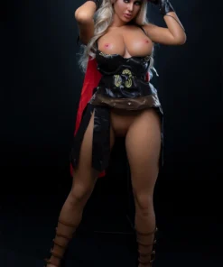 Poupée Rosalynn Sex Doll 164 cm IronTech en tenue guerrière, debout, fond noir.