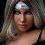 Rosalynn Sex Doll 164 cm IronTech Doll, gros plan visage, cheveux châtain clair, bandeau argenté.