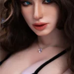 Séducheveux Sex Doll 166 cm IronTech Doll Silicone, gros plan visage réaliste, cheveux bruns, yeux bleus.