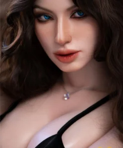 Séducheveux Sex Doll 166 cm IronTech Doll Silicone, gros plan visage réaliste, cheveux bruns, yeux bleus.