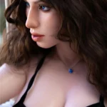 Séducheveux Sex Doll 166 cm IronTech, gros plan visage, cheveux bruns ondulés, collier bleu.