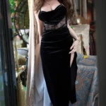 Séducheveux Sex Doll 166 cm IronTech Doll en robe noire, pose élégante près d'une fenêtre.