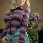 Serenzia Sex Doll 165 cm IronTech en pose debout, chemise violette, short en jean déchiré.