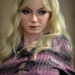 Serenzia Sex Doll 165 cm IronTech Doll en chemise rose, cheveux blonds ondulés, regard réaliste.
