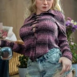 Serenzia Sex Doll 165 cm IronTech en chemise violette et short jean, pose décontractée.