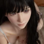 Valencia Sex Doll 166 cm IronTech Doll, vue de face, cheveux longs noirs, lingerie blanche.