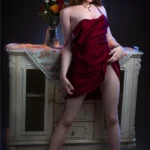 Valoria Sex Doll 168 cm en robe rouge, pose debout près d'une commode vintage.