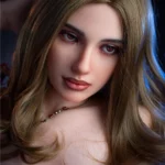 Valoria Sex Doll 168 cm IronTech, gros plan visage réaliste, cheveux longs châtains.