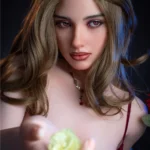 Valoria Sex Doll 168 cm IronTech, gros plan visage réaliste, cheveux bruns, main tendue.