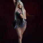 Ysella Sex Doll 164 cm IronTech en robe noire, pose élégante, fond sombre.