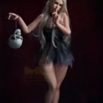 Ysella Sex Doll 164 cm IronTech Doll en tenue gothique, posant avec un crâne et des cornes.