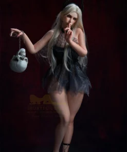 Ysella Sex Doll 164 cm IronTech Doll en tenue gothique, posant avec un crâne et des cornes.