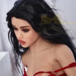 Zadie Sex Doll 150 cm IronTech Doll en lingerie rouge, cheveux noirs, pose assise.