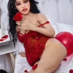 Zadie Sex Doll 150 cm IronTech en lingerie rouge, allongée sur un lit avec une rose.