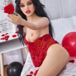 Zadie Sex Doll 150 cm IronTech Doll TPE en corset rouge, posant sur un lit avec une rose.