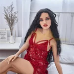Zadie Sex Doll 150 cm IronTech Doll TPE en lingerie rouge, assise sur un lit, cheveux longs noirs.
