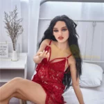 Zadie Sex Doll 150 cm IronTech Doll TPE en lingerie rouge, assise sur un lit.