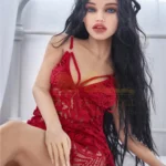 Zadie Sex Doll 150 cm IronTech en lingerie rouge, posée assise sur un lit.