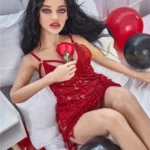 Zadie Sex Doll 150 cm IronTech Doll en robe rouge, allongée sur un lit avec des ballons noirs et rouges.
