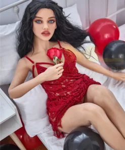Zadie Sex Doll 150 cm IronTech Doll en robe rouge, allongée sur un lit avec des ballons noirs et rouges.