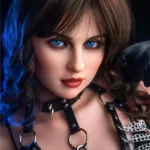 Zoëlie Sex Doll 166 cm en cuir noir, gros plan sur visage, cheveux bruns, yeux bleus perçants.