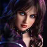 Zoëlie Sex Doll 166 cm avec cheveux bruns et yeux bleus, collier clouté, regard intense.