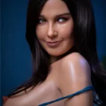 Zoélie Sex Doll 166 cm, regard séduisant, cheveux bruns, vêtement bleu glissant.