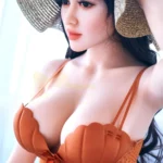 Adora Sex Doll 159 cm IronTech Doll TPE en lingerie orange et chapeau de paille, vue de profil.