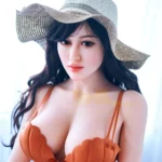 Adora Sex Doll 159 cm IronTech Doll en lingerie orange et chapeau de paille, pose assise.