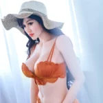 Adora Sex Doll 159 cm IronTech en lingerie orange, chapeau de paille, pose de profil.