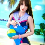 Adorelle Sex Doll 163 cm en maillot bleu tenant un pistolet à eau et un ballon sur fond de plage.