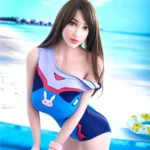 Adorelle Sex Doll 163 cm en maillot bleu à la plage, pose debout avec ballon.