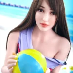 Adorelle Sex Doll 163 cm IronTech, en maillot bleu, tenant un ballon de plage coloré.
