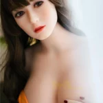 Alicéa Sex Doll 161 cm IronTech Doll TPE, vue rapprochée, pose sensuelle, cheveux bruns.