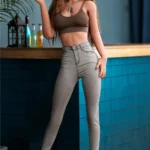 Allys Sex Doll en jeans gris moulant et brassières.