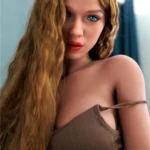Allys Sex Doll 175 cm IronTech Doll TPE, cheveux longs ondulés, robe marron, regard captivant.