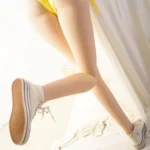 Alya Real Doll 169 cm IronTech en bikini jaune et baskets blanches, pose dynamique.