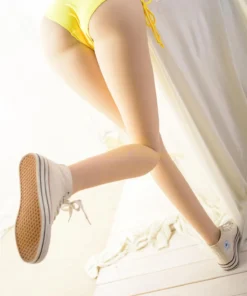 Alya Real Doll 169 cm IronTech en bikini jaune et baskets blanches, pose dynamique.