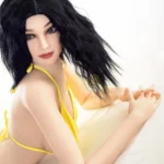 Alya Real Doll 169 cm IronTech Doll TPE en bikini jaune, posée sur le côté.